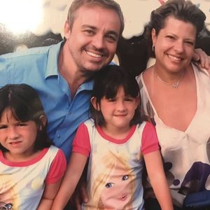 Filhas de Gugu aparecem ainda crianças em fotos publicadas por Rose Miriam