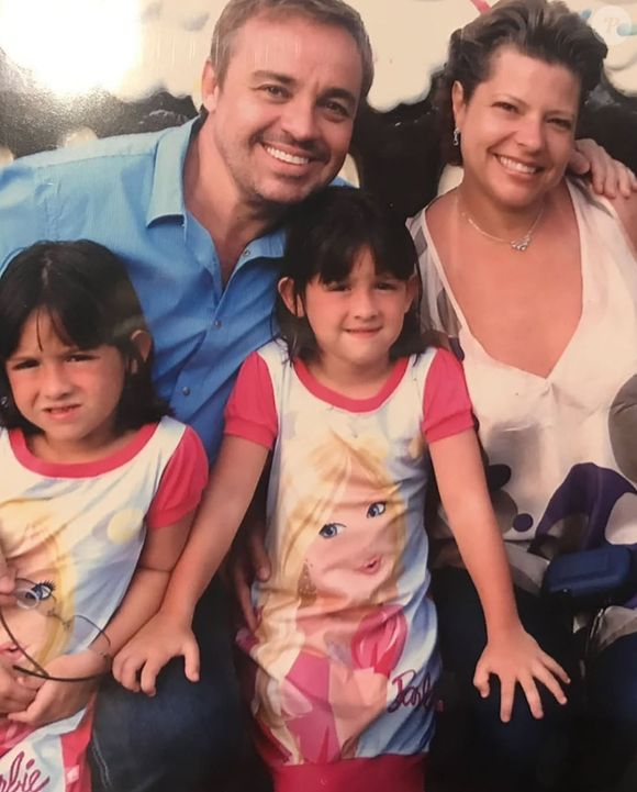 Filhas de Gugu aparecem ainda crianças em fotos publicadas por Rose Miriam