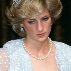 O episódio mostra como até um detalhe da moda podia carregar lembranças dolorosas para Princesa Diana após o fim de seu casamento