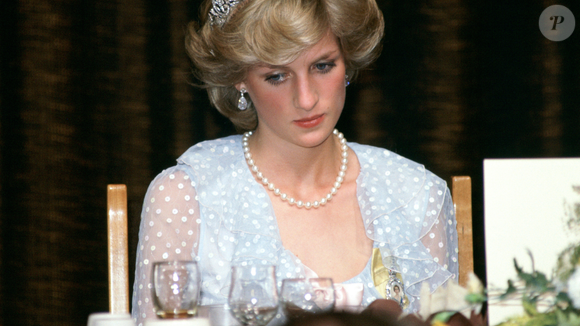 O episódio mostra como até um detalhe da moda podia carregar lembranças dolorosas para Princesa Diana após o fim de seu casamento