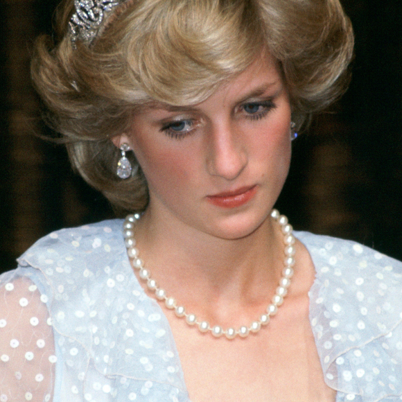 O episódio mostra como até um detalhe da moda podia carregar lembranças dolorosas para Princesa Diana após o fim de seu casamento