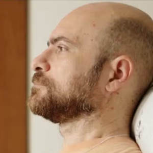 Influenciador católico fica tetraplégico após tentar salvar o filho (09 de fevereiro): Tiba Camargos bateu a cabeça com força em uma pedra submersa