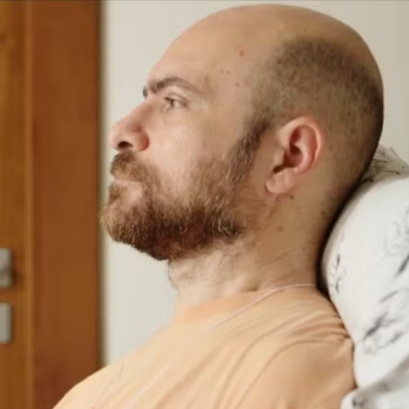 Influenciador católico fica tetraplégico após tentar salvar o filho (09 de fevereiro): Tiba Camargos bateu a cabeça com força em uma pedra submersa