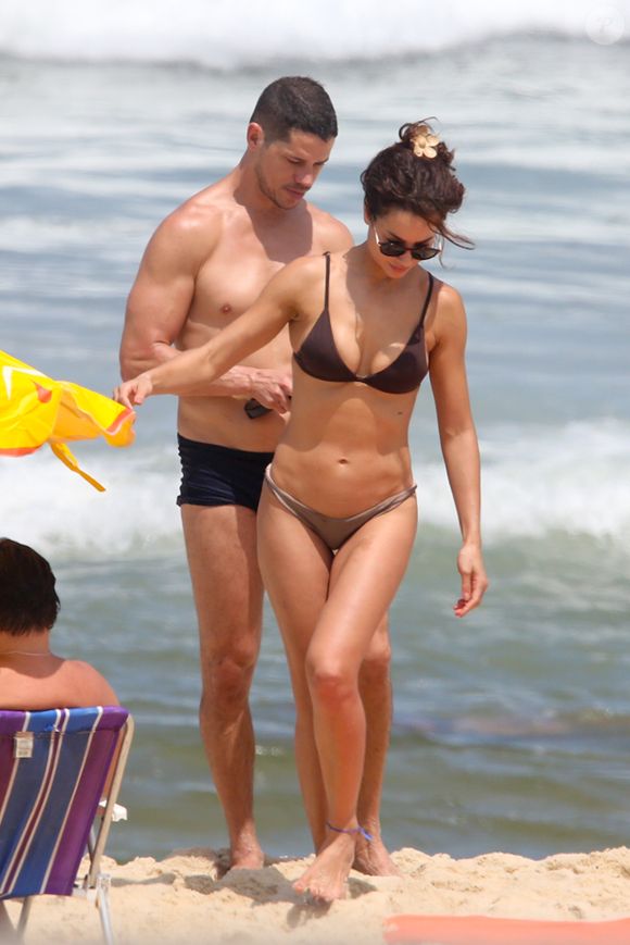 José Loreto é namorado de Fernanda Marques, com quem foi clicado em dia na praia