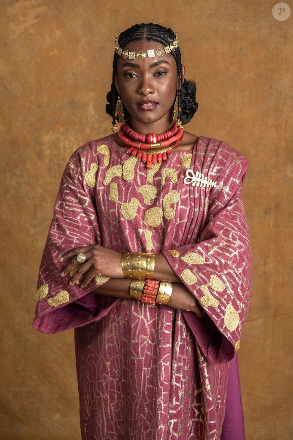 Erika Januza revela que coroa é o adereço que mais gosta do figurino de Niara