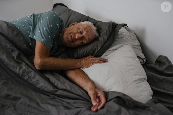 Dormir bem é essencial para quem deseja chegar aos 60 anos com a pele e a aparência jovem