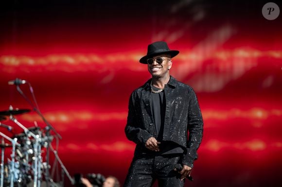 Além de cantor, Ne-Yo também construiu carreira como compositor, produtor e empresário. Em reportagem publicada por O Globo em 2010, o artista foi apresentado como responsável por sucessos como “So Sick”, “Because of You” e “Closer”, além de administrar a própria gravadora, a Compound. A trajetória inclui ainda a lembrança de uma ligação inesperada de Michael Jackson, que começou com uma gafe e terminou em uma oportunidade de colaboração musical