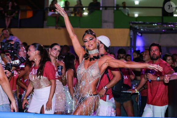 Juliana Paes usou uma maquiagem bem dramática, de olho escuro e bem marcado. Pode ser um spoiler do glam do desfile de mais tarde!