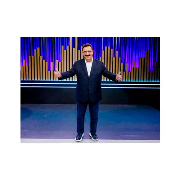 Ratinho possui hoteis, criação de gado, 6 emissoras de TV e 77 de rádio