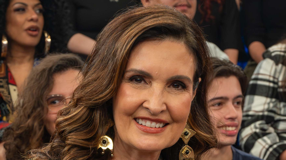 Cristina Solymosi, cabeleireira, sobre ter um cabelo bem brilhante a partir dos 50 anos: 'A fibra capilar fica mais fina, a densidade diminui, perde-se parte da hidratação natural e o cabelo costuma apresentar menos brilho e elasticidade'