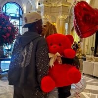 Pérolas, veludo de camurça e muito luxo: descobrimos o preço e a marca do look do Vini Jr. para pedir Virgínia em namoro