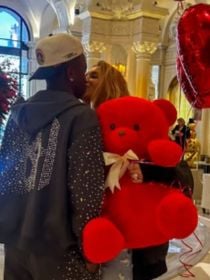 Pérolas, veludo de camurça e muito luxo: descobrimos o preço e a marca do look do Vini Jr. para pedir Virgínia em namoro