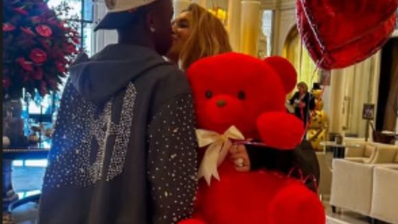 Pérolas, veludo de camurça e muito luxo: descobrimos o preço e a marca do look do Vini Jr. para pedir Virgínia em namoro