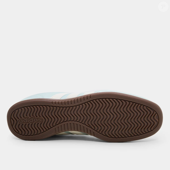 O Adidas Barreda Lo surge como uma alternativa para quem deseja variar o repertório de tênis sem abandonar a identidade visual característica da marca. Assim como outros modelos da Adidas, ele apresenta as tradicionais três listras laterais, mas aposta em uma silhueta própria e na combinação de verde e branco