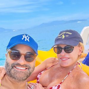 De biquíni, Ana Maria Braga posou coladinha com o namorado, Fábio Arruda