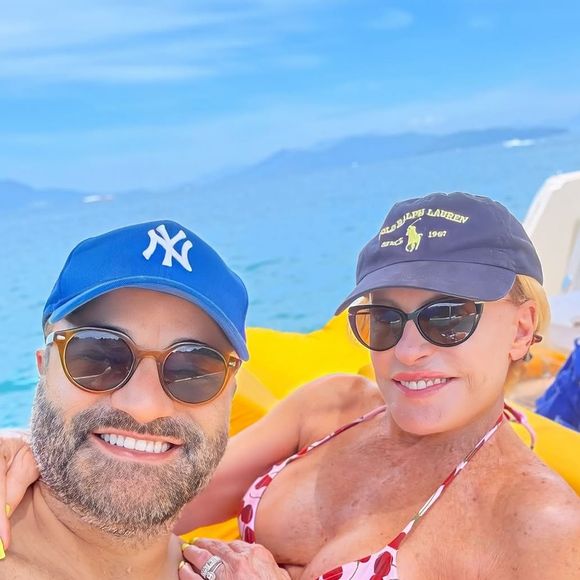 De biquíni, Ana Maria Braga posou coladinha com o namorado, Fábio Arruda