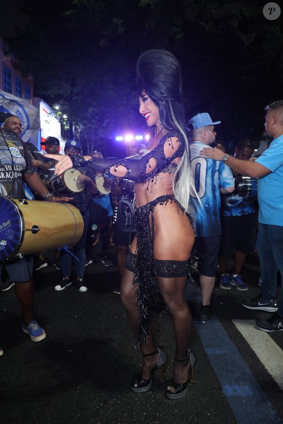 Sabrina trouxe o terror fashionista para a avenida e nós AMAMOS!