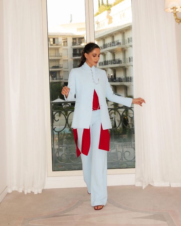 Com styling também assinado por Pedro Sales, a atriz usou look da Misci.