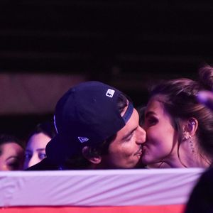 Gabriel Medina e Isabella Arantes trocaram beijos em público