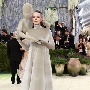Jordan Roth optou por um vestido de veludo cinza de gola alta e cauda discreta, que surpreendeu pela presença de uma estrutura acoplada às costas simulando um corpo humano abraçando-o por trás. Bizarro, no mínimo, não?