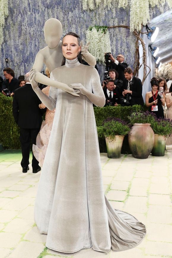 Jordan Roth optou por um vestido de veludo cinza de gola alta e cauda discreta, que surpreendeu pela presença de uma estrutura acoplada às costas simulando um corpo humano abraçando-o por trás. Bizarro, no mínimo, não?