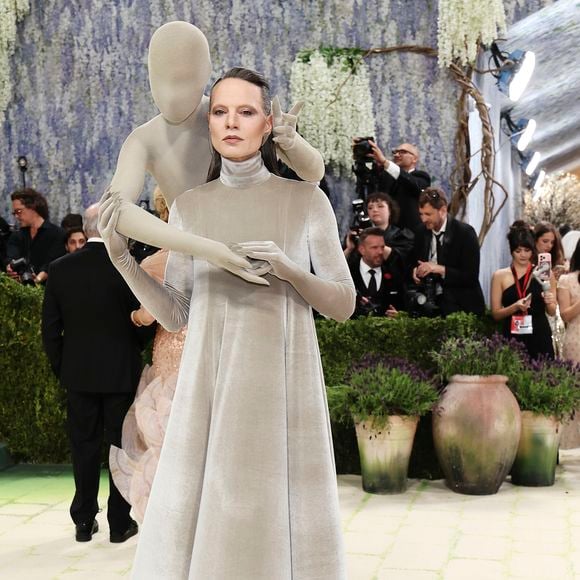 Jordan Roth optou por um vestido de veludo cinza de gola alta e cauda discreta, que surpreendeu pela presença de uma estrutura acoplada às costas simulando um corpo humano abraçando-o por trás. Bizarro, no mínimo, não?