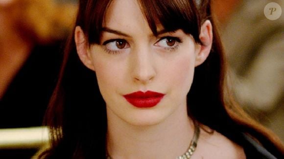 Anne Hathaway dá vida a uma personagem que passa por uma transformação pessoal em 'O Diabo Veste Prada'