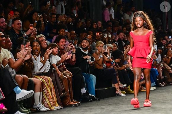 Com 12 anos, Titi já mostrou desenvoltura nas passarelas