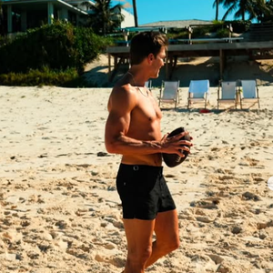 Tom Brady, ex de Gisele Bündchen, bebia 37 copos de água por dia; especialistas identificaram que prática poderia levá-lo à morte