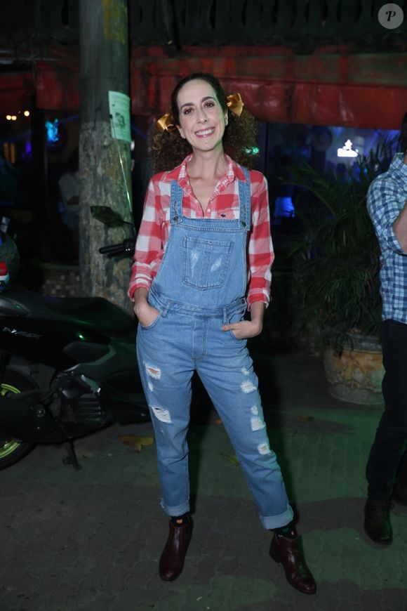 Macacão e xadrez se combinaram no look junino da atriz Marianna Armellini