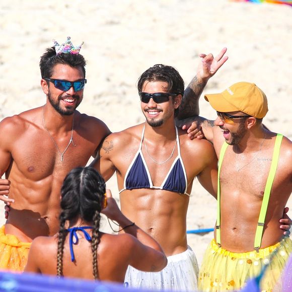 Rodrigo Simas posam com amigos durante vôlei na praia
