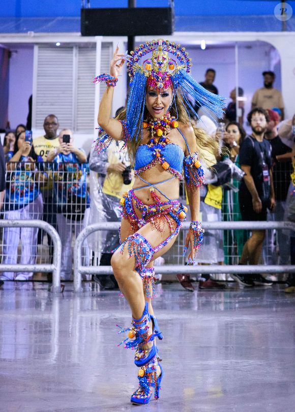 Sabrina Sato é a rainha de bateria da Gaviões e da Vila Isabel