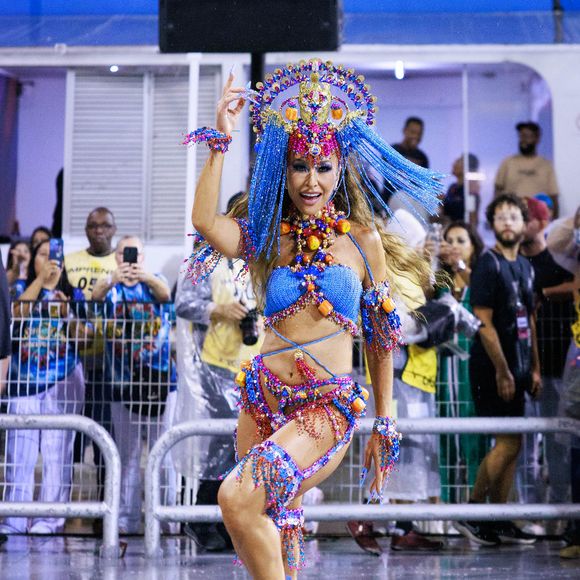 Sabrina Sato é a rainha de bateria da Gaviões e da Vila Isabel