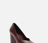 O Scarpin Margot Vermelho Salto Bloco, da Arezzo, custa R$ 399,90 e reúne biqueira quadrada, salto bloco de 8,7 cm e combinação de materiais. O modelo tem detalhes em camurcina, verniz e nylon transparente, além de recorte em V no cabedal e tira larga nas laterais