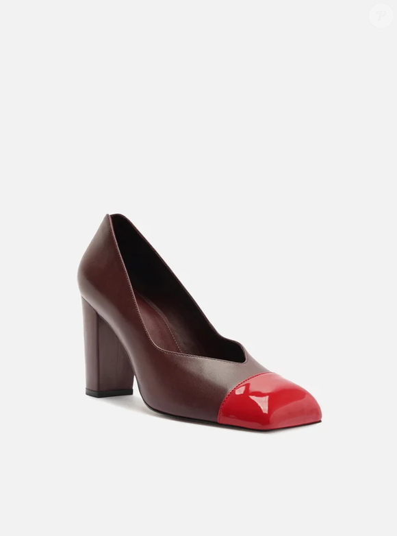 O Scarpin Margot Vermelho Salto Bloco, da Arezzo, custa R$ 399,90 e reúne biqueira quadrada, salto bloco de 8,7 cm e combinação de materiais. O modelo tem detalhes em camurcina, verniz e nylon transparente, além de recorte em V no cabedal e tira larga nas laterais