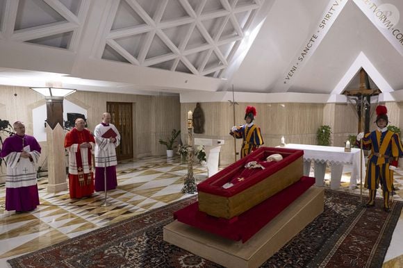 Corpo de Papa Francisco foi deposto no caixão ainda na segunda-feira (21), como manda o rito