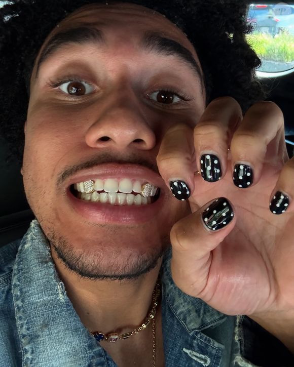 Outra inspiração fácil de imaginar no dia a dia é o Monocromático Punk / Polka Dot. A composição usa esmalte preto fechado, pequenos poás brancos e acabamento extra brilho. Apesar de simples, o resultado tem personalidade e forte influência do streetwear