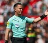Árbitro Danny Makkelie apita a partida