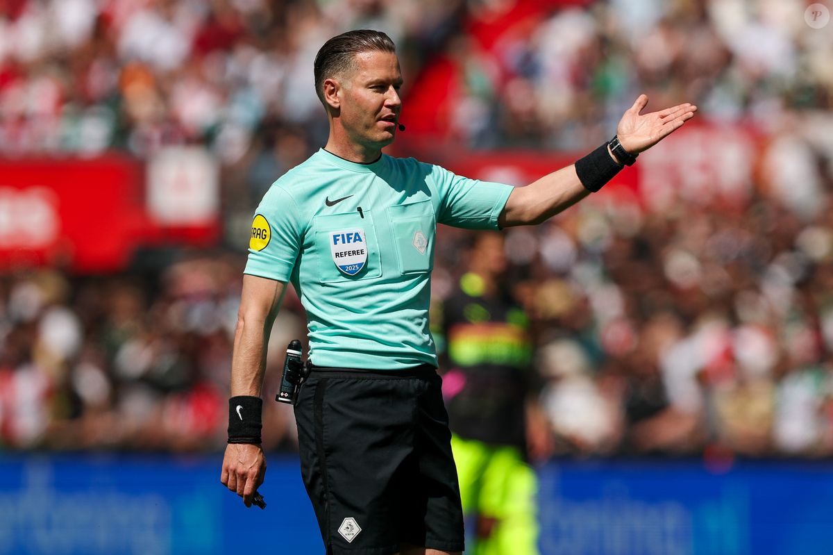Foto: Árbitro Danny Makkelie apita a partida - Purepeople