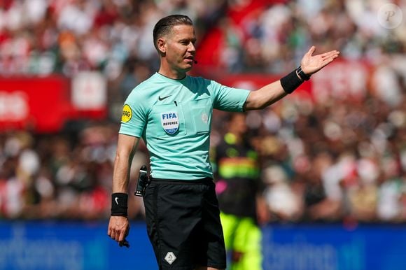 Árbitro Danny Makkelie apita a partida