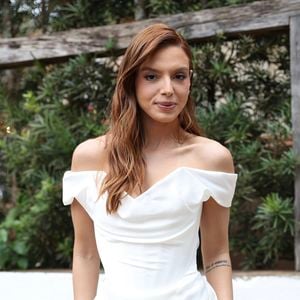 Atriz Giovanna Lancellotti usa vestido de estilista Vivienne Westwood para festa de pre-wedding.