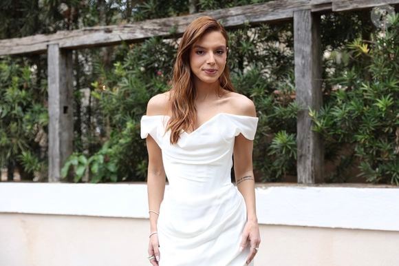 Atriz Giovanna Lancellotti usa vestido de estilista Vivienne Westwood para festa de pre-wedding.