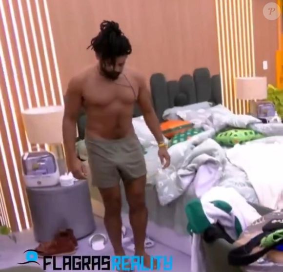 Diogo Almeida, que flerta com Aline no 'BBB 25', deixou volume à mostra