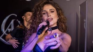 Estreia de 'Coração Acelerado' com Paula Fernandes como avó da protagonista agita internautas; aparência da atriz divide opiniões: 'Monte de procedimentos no rosto'