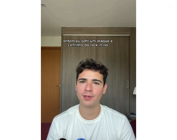 João fez uma comparação entre o que viveu fora da ficção e a trajetória de Mau Mau na novela, personagem que enfrenta justamente situações relacionadas à homofobia estrutural dentro da própria família.