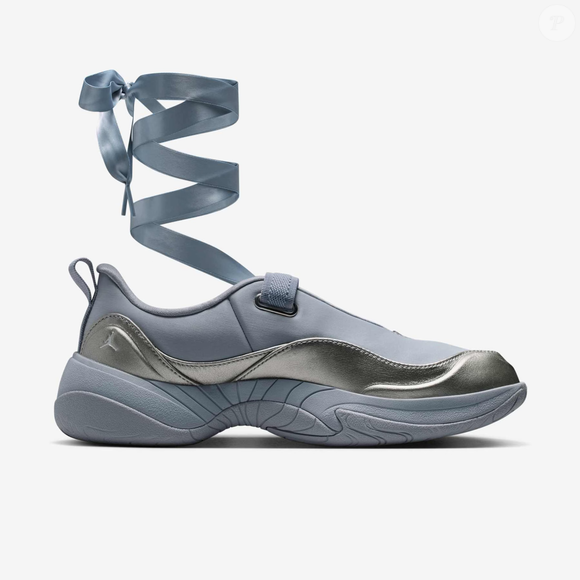 Modelo Jordan Pointe aposta no azul Serenity, cor associada ao bem-estar, e conquista mulheres que buscam elegância sem esforço