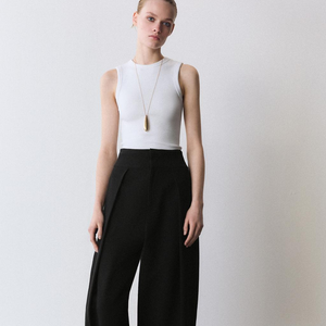 Calça preta de linho na Zara:  Meryl combina o suéter com uma calça de alfaiataria preta, mas, para o clima mais quente, vale investir em tecidos leves como o linho. O resultado é elegante e fresco ao mesmo tempo