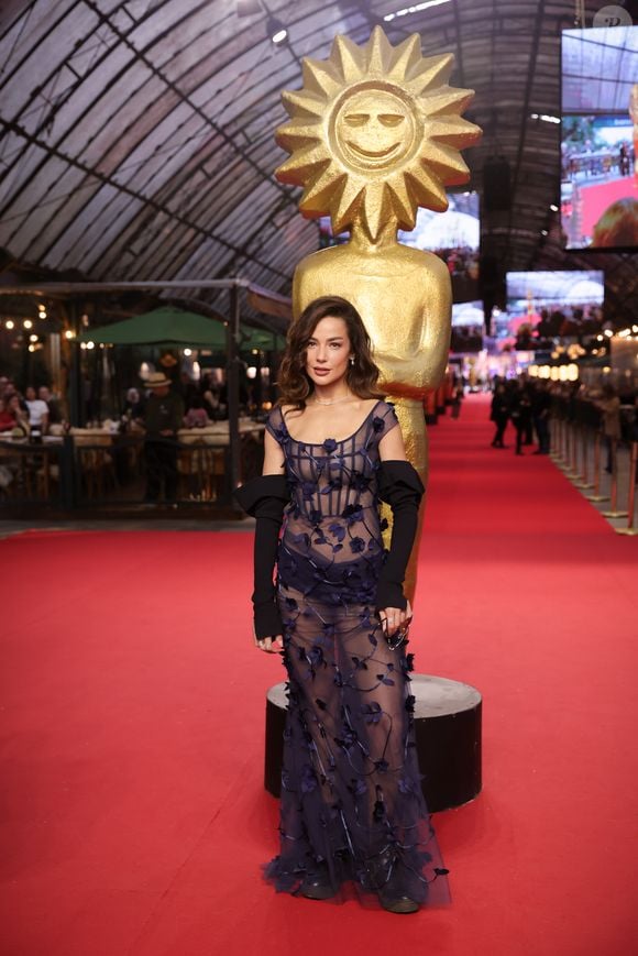 Fernanda Marques escolheu um vestido transparente com flores em relevo para o tapete vermelho de Chorão: Só os Loucos Sabem, no Festival de Cinema de Gramado