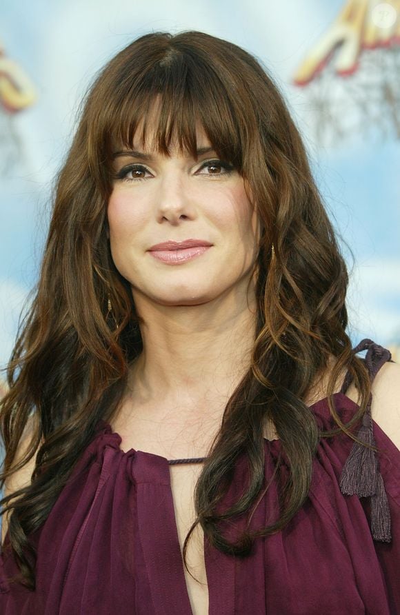 A franja acompanhou o visual de Sandra Bullock neste outro corte, bem diferente