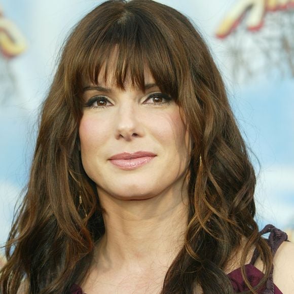 A franja acompanhou o visual de Sandra Bullock neste outro corte, bem diferente